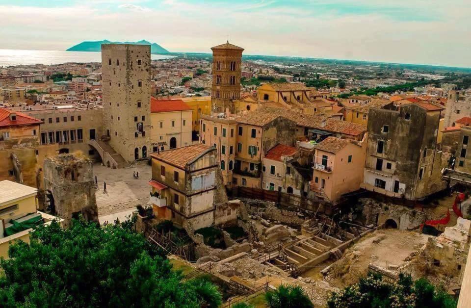 Luxury Suite - Teatro Romano - Duomo - Centro Storico Wi-Fi Terracina Eksteriør billede